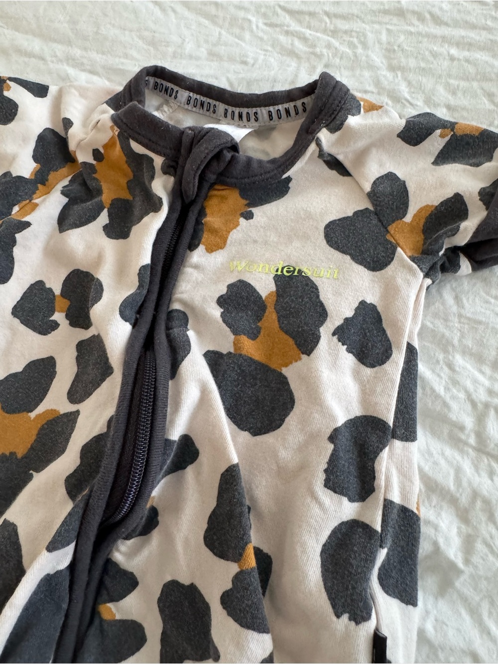 Bonds Short Sleeve Wondersuit One-Piece Romper Cream with Animal Print size NB - Picture 6 of 7